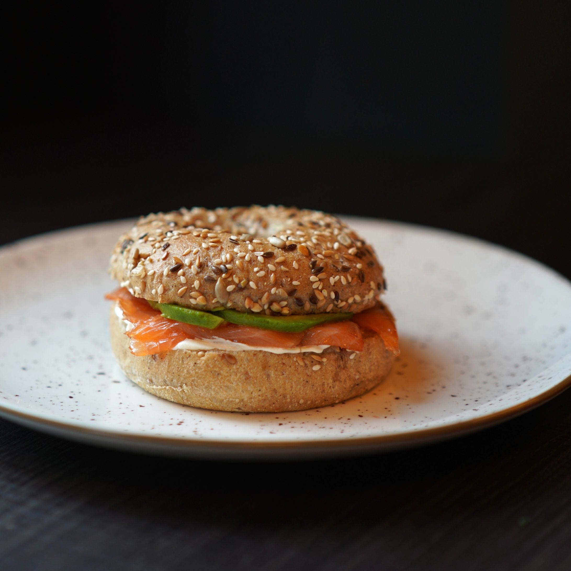 Bagel de salmón y aguacate