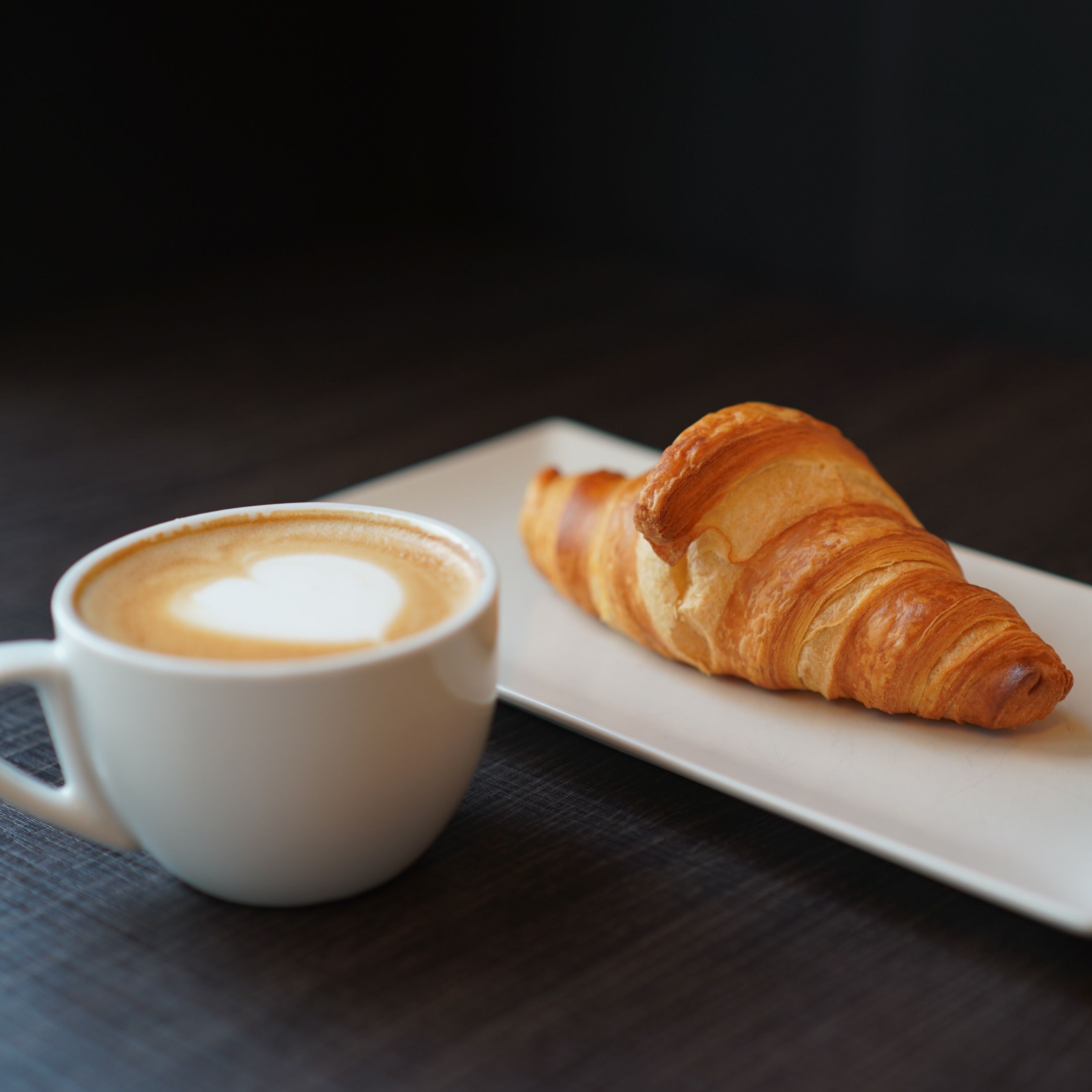 Café + croissant pavo & queso