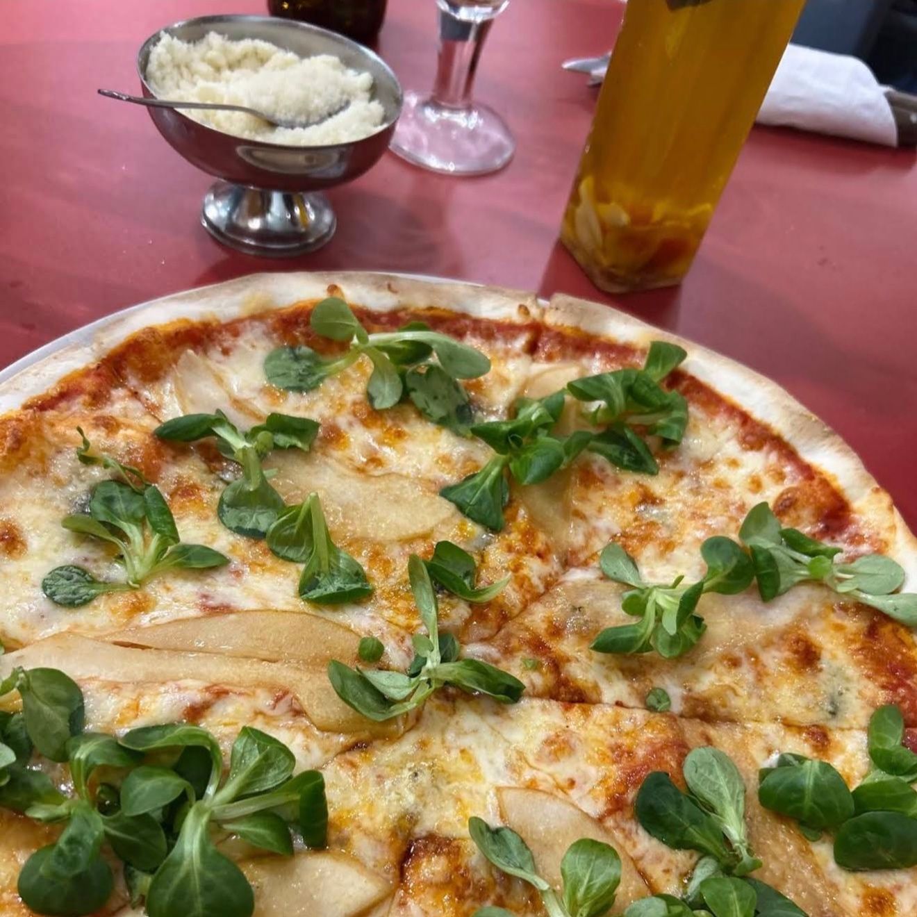 Pizza De Pera Y Gorgonzola