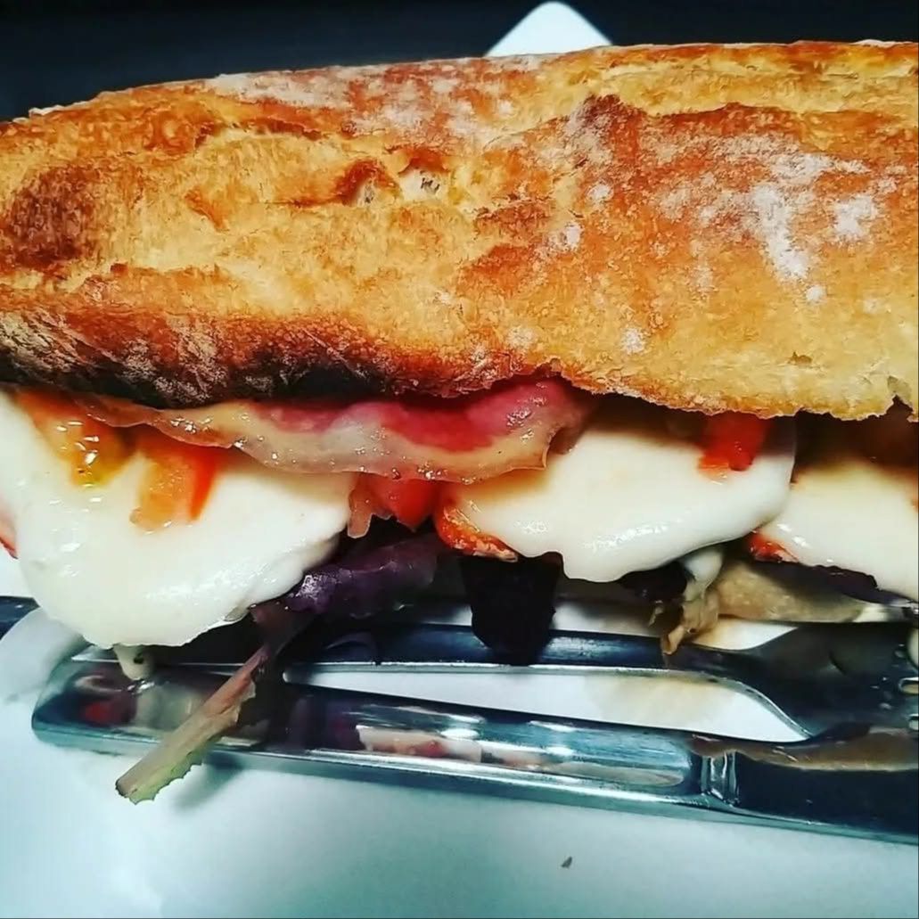 BOCADILLO DE LOMO DE CERDO. SANDWICH WITH PORK