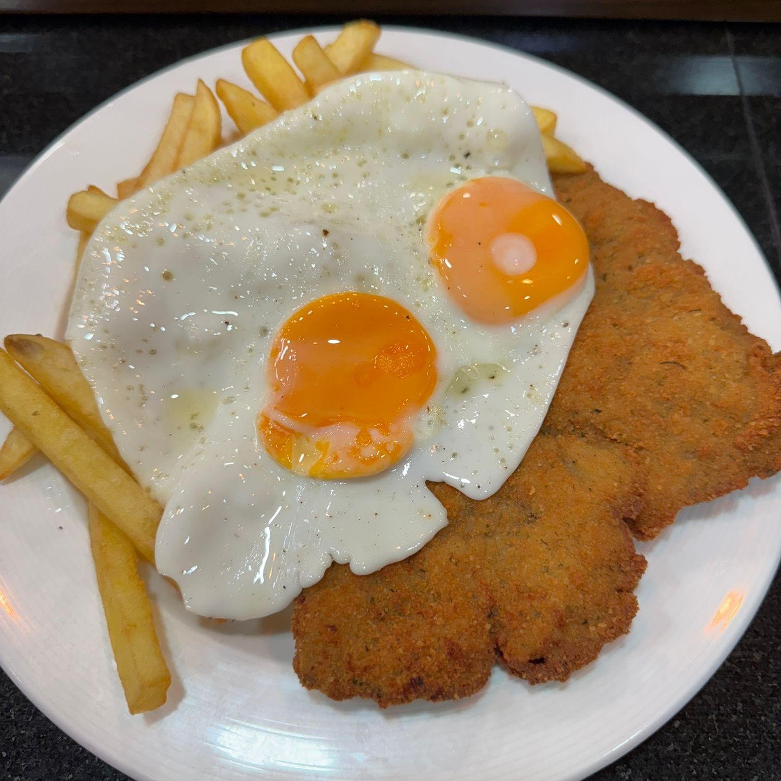 Milanesa de Pollo con Huevo frito y Papas fritas