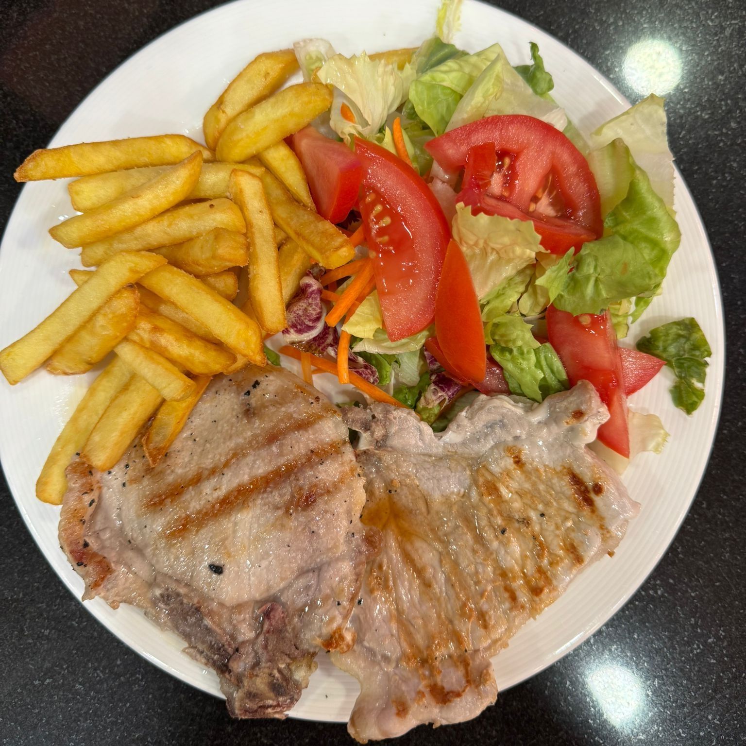 Chuletas De Cerdo Grillada Con Patatas Fritas