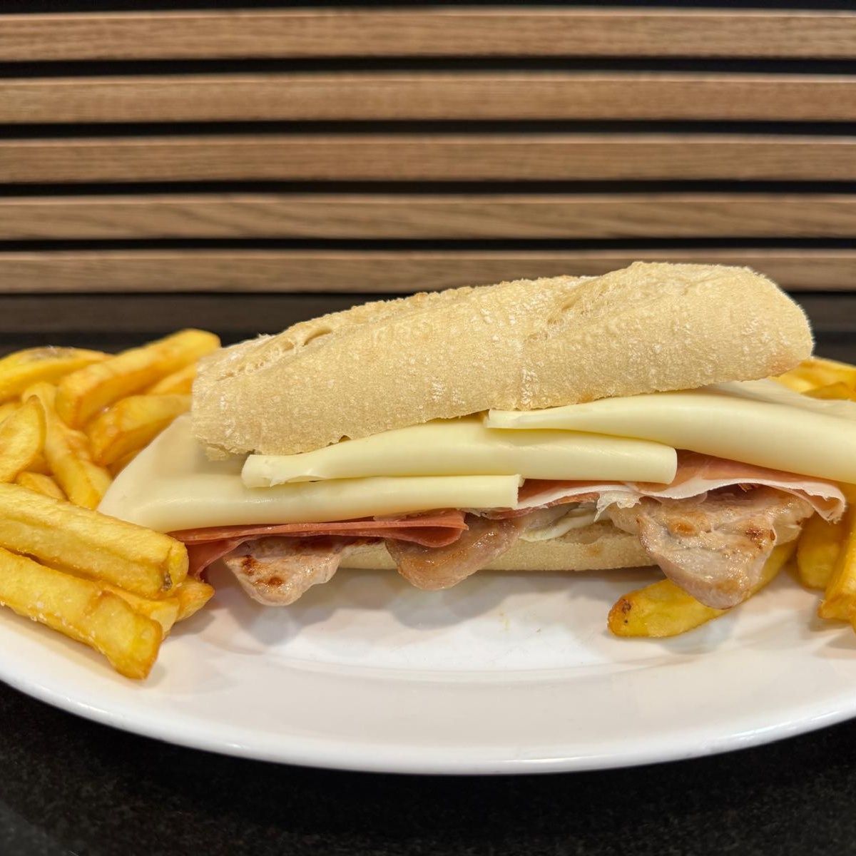 Serranito (C/Lomito De Cerdo, Serrano, Pimientos Y Queso)