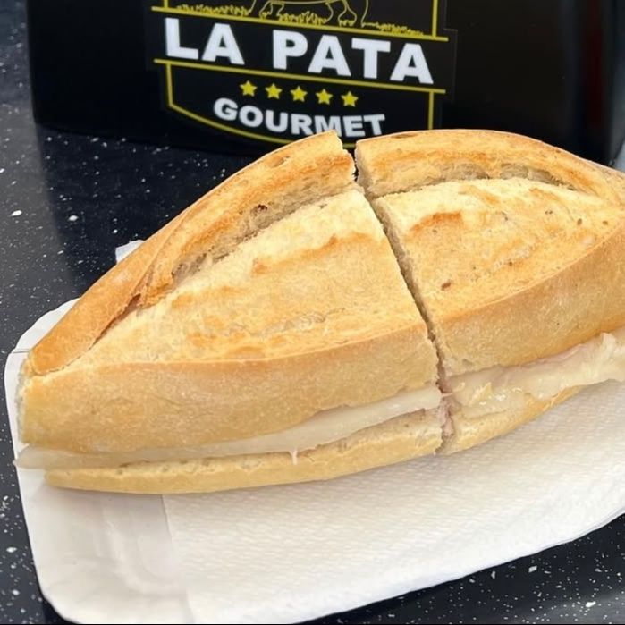 Bocadillo De Pata Con Grasa Y Alioli