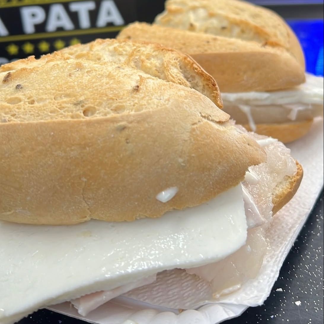 Bocadillo De Pata Con Queso Tierno