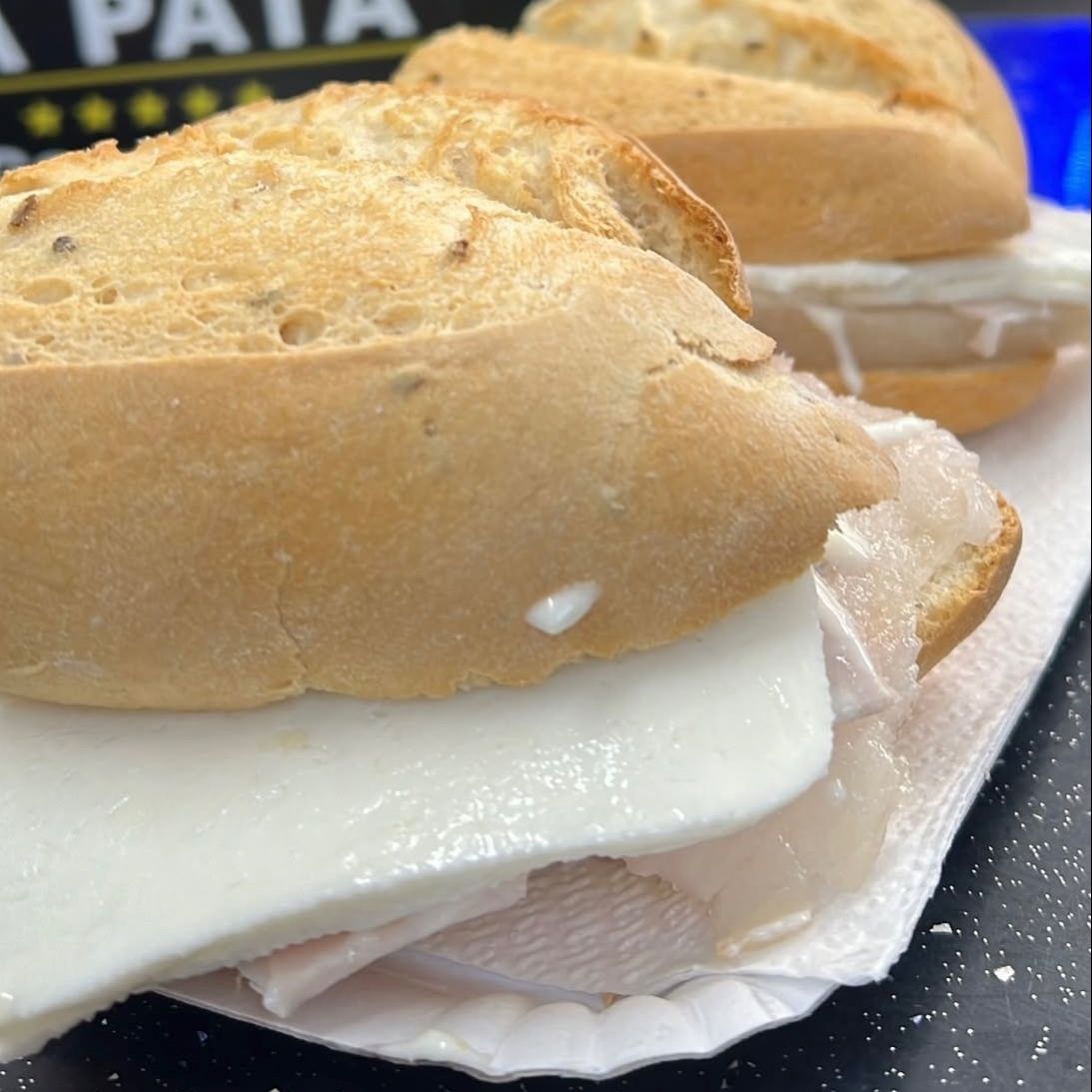 Bocadillo De Pata Con Queso Tierno Y Alioli