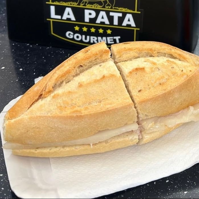 Bocadillo De Pata Con Grasa Y Alioli