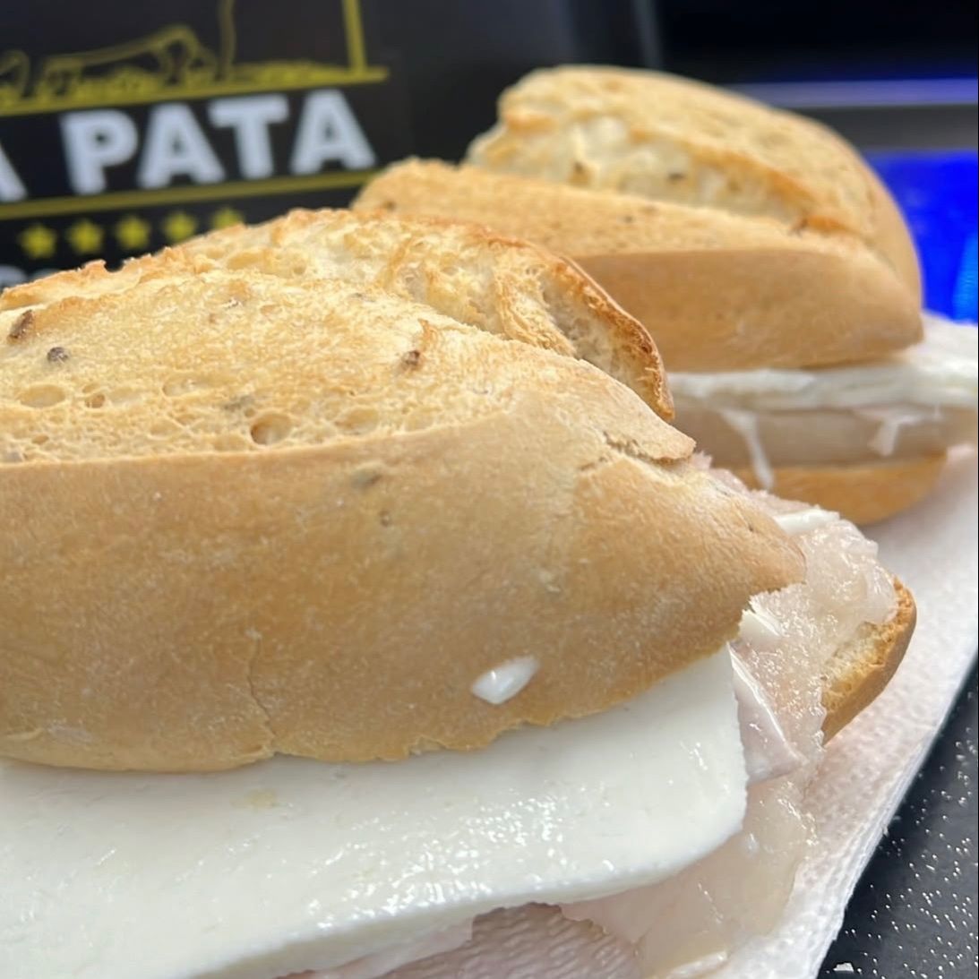 Bocadillo De Pata Con Queso Tierno
