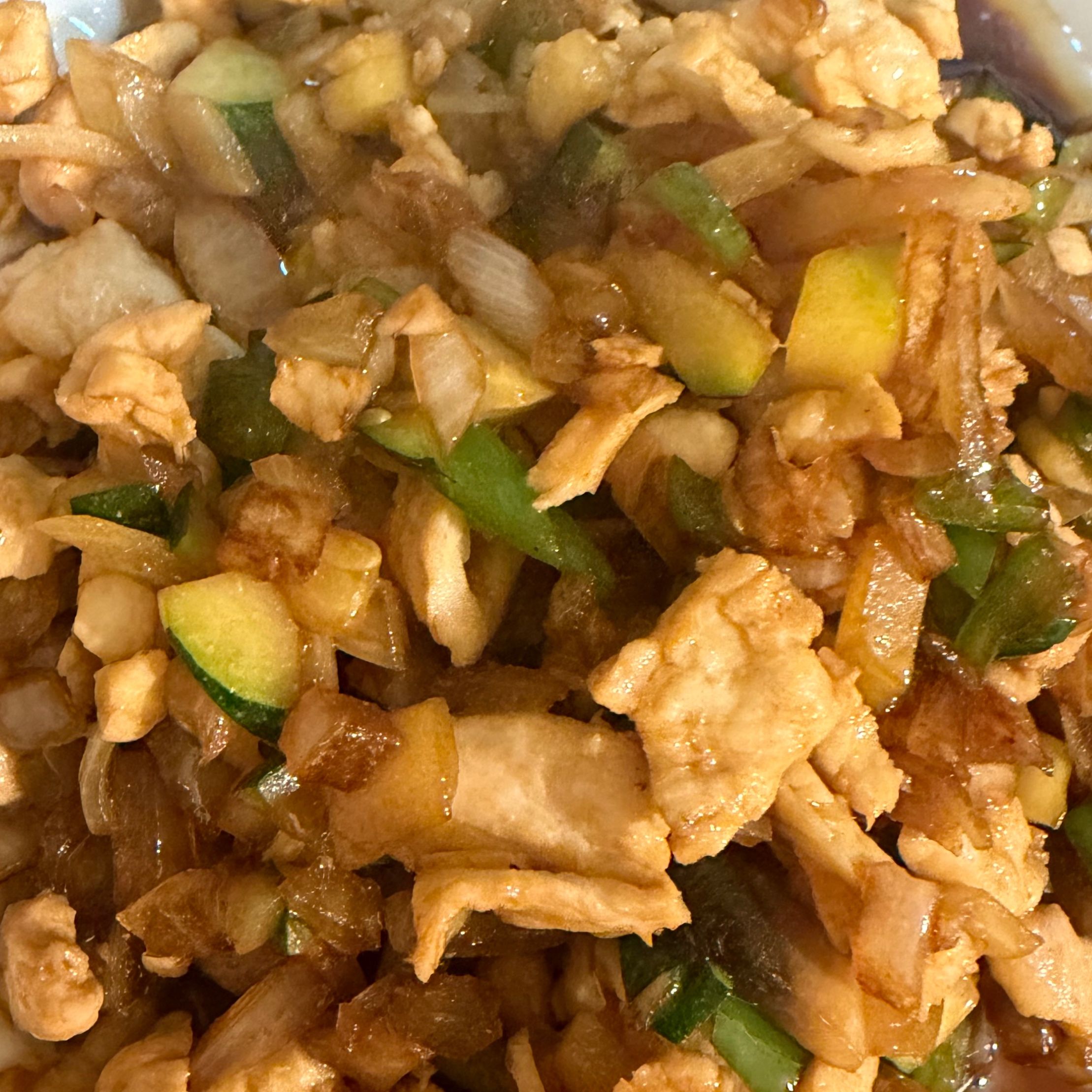 Lechuga Con Fideos Crujiente Y Pollo