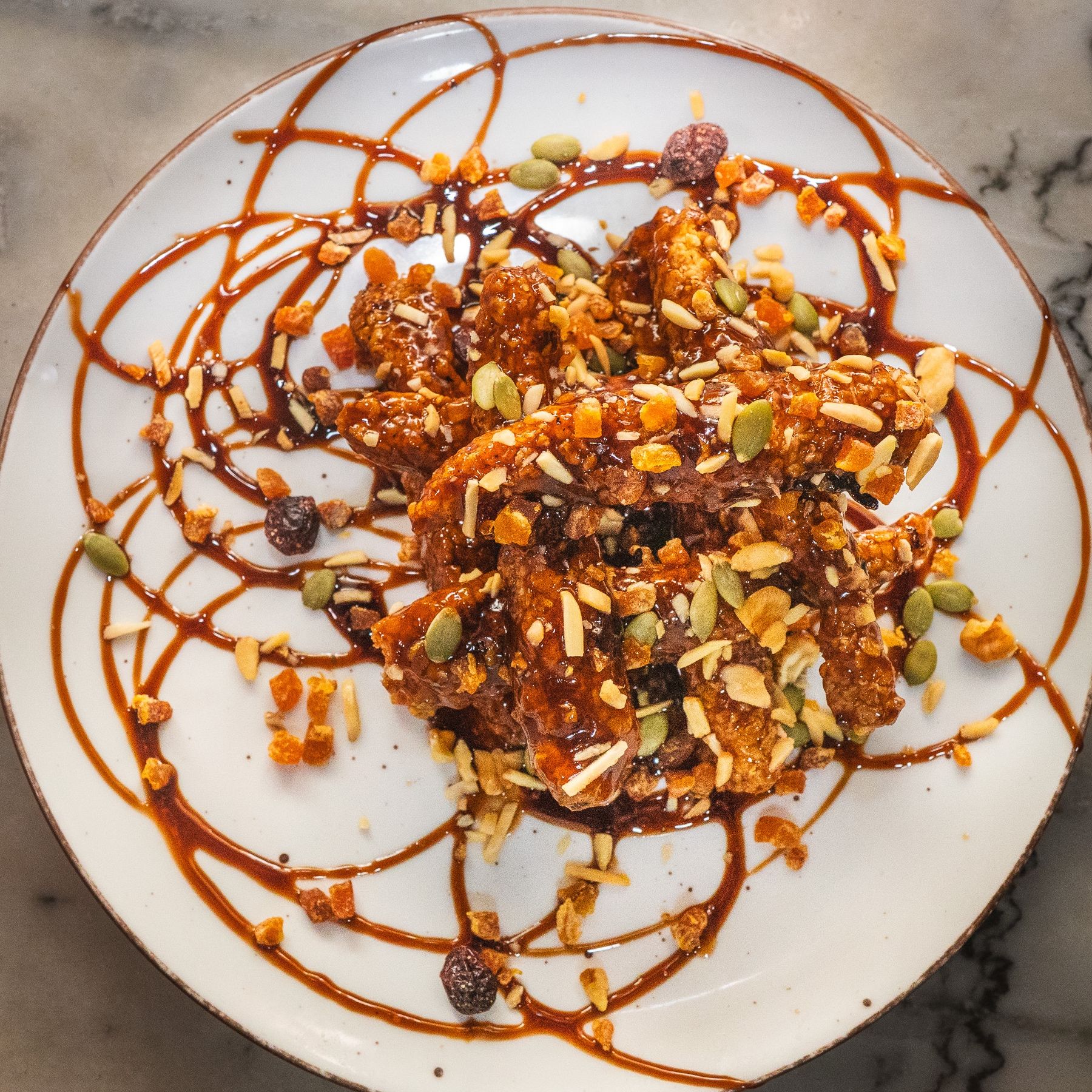 Tiras De Pollo Salteadas En Barbacoa, Frutos Secos Y Miel