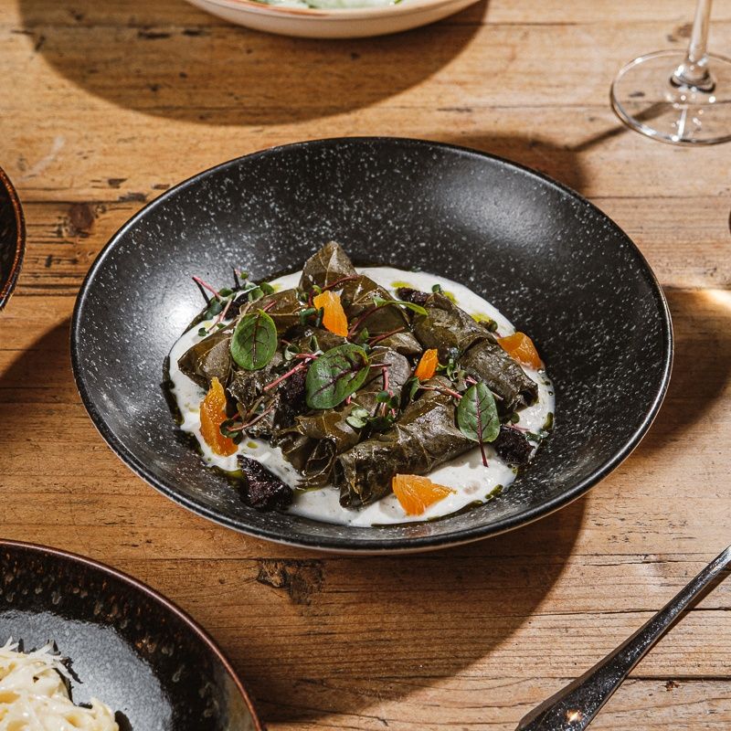 ტოლმა ვაზის ფოთოლში გაწურული მაწვნის სოუსით