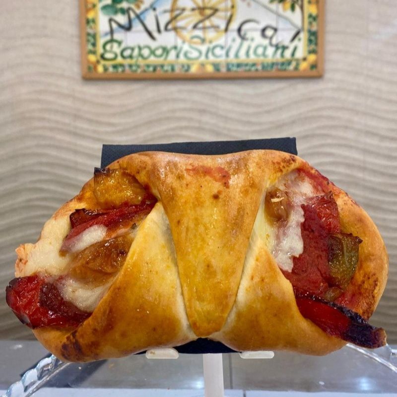 Cartocciata peperoni e mozzarella