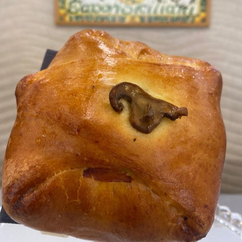 Fagottino funghi, mozzarella e pomodoro