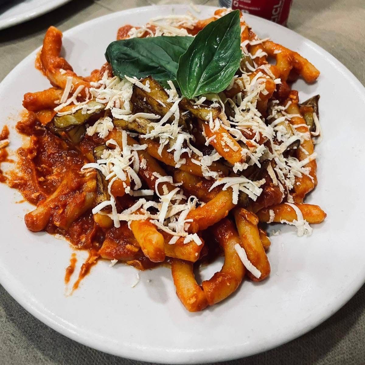 Maccheroncini di pasta fresca alla norma