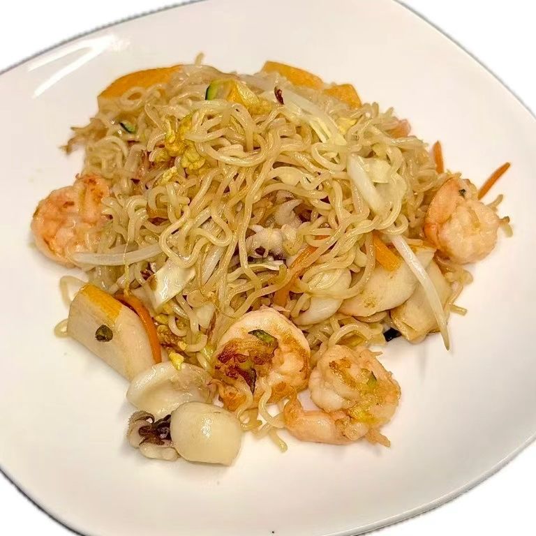 Ramen saltato con pesce misto