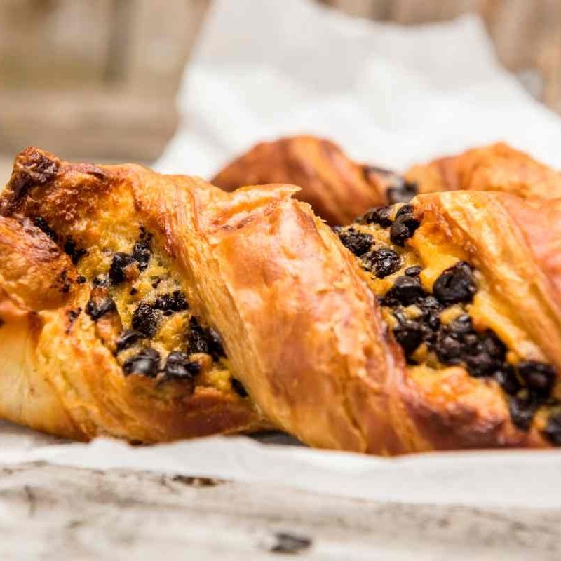 Treccina sfogliata con gocce di cioccolato