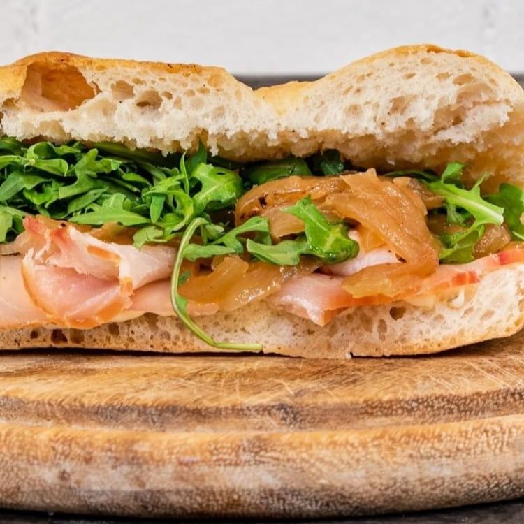 Schiacciata carpaccio di tonno affumicato, cipolle caramellata, rucola