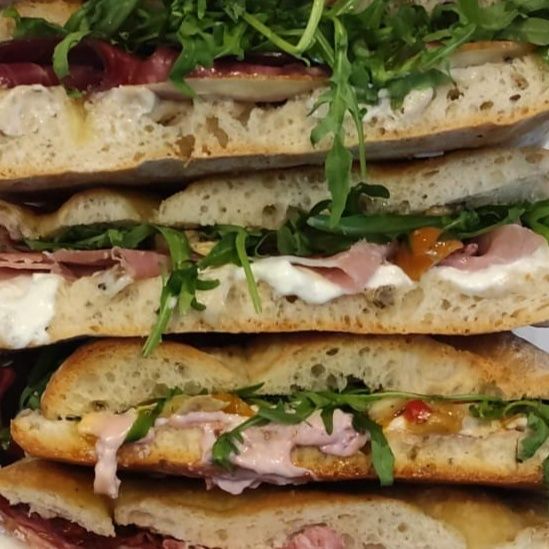 Schiacciata prosciutto crudo, stracchino, cipolla caramellata