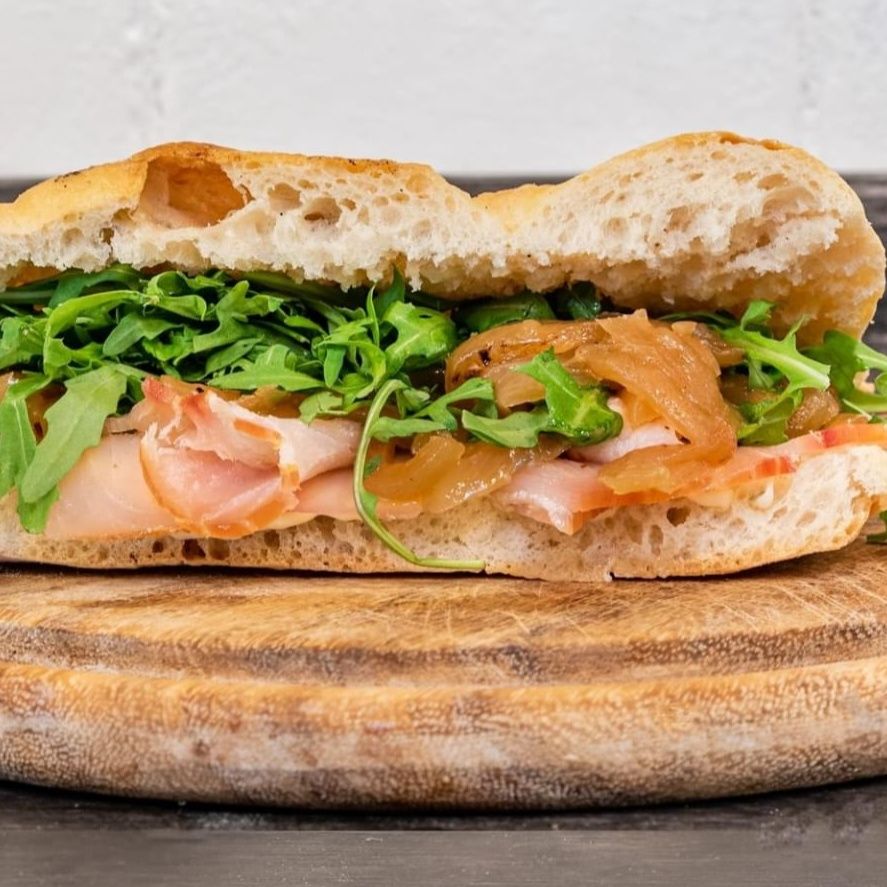 Schiacciata cotoletta, maionese, ketchup, pomodori, insalata