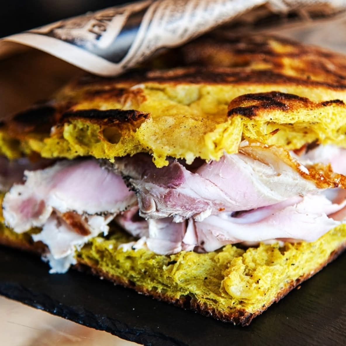 Schiacciata porchetta, maionese, salsa piccante