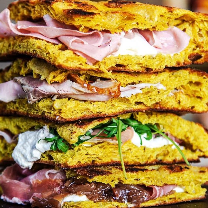 Schiacciata carciofi, peperoni, funghi, salsa olive, rucola