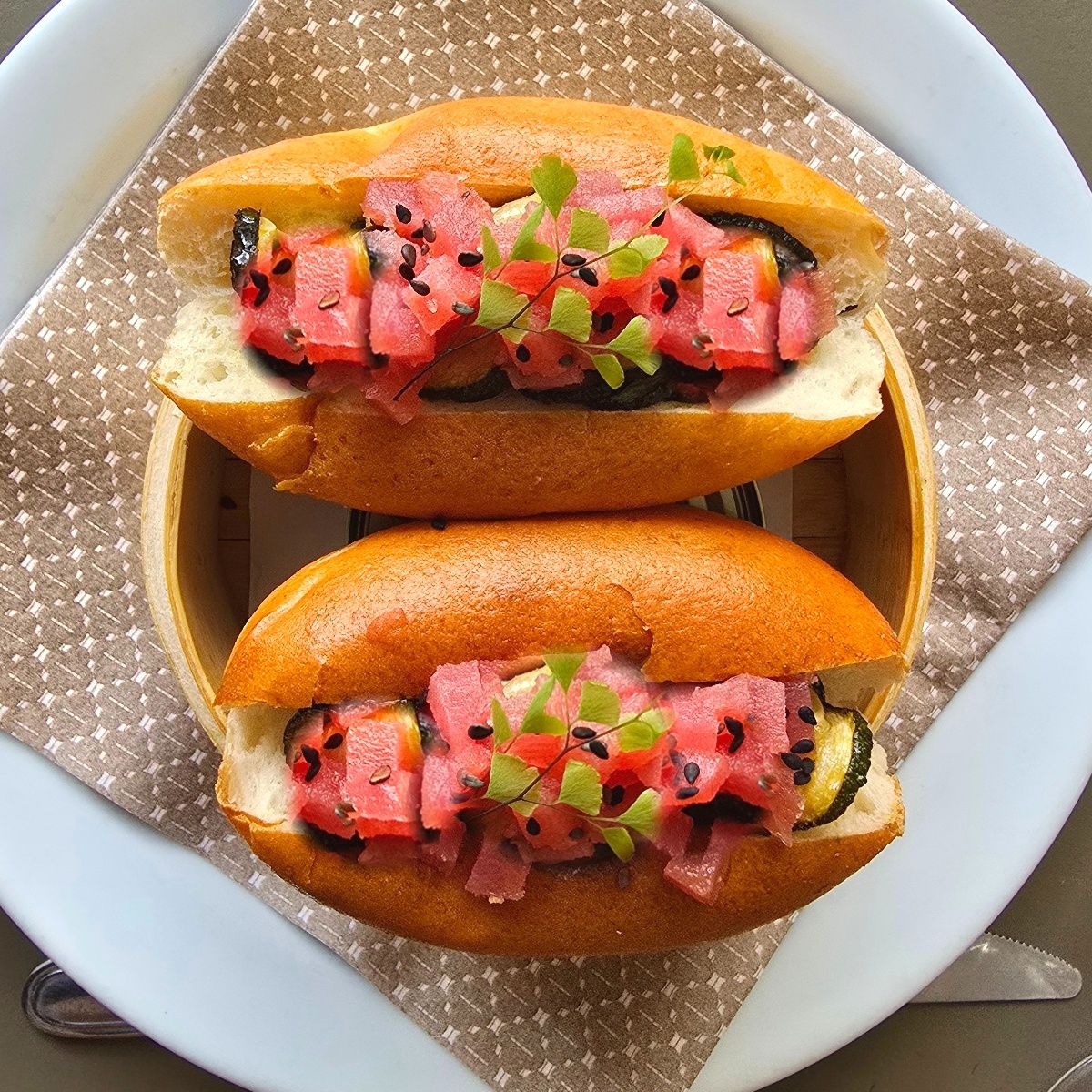 Bun a Latte con Tartara di tonno e zucchine alla scapece