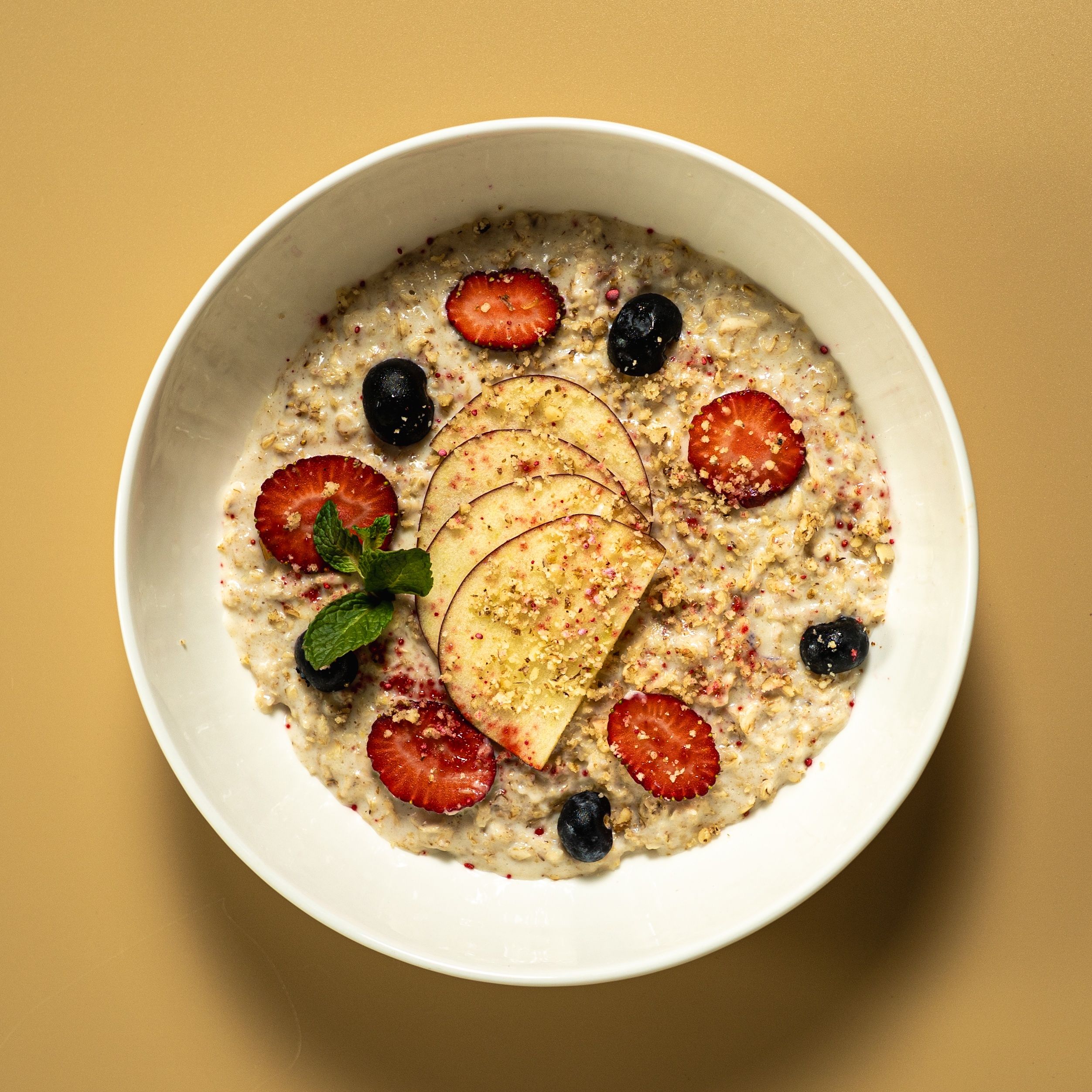 Овсяная каша с ягодами