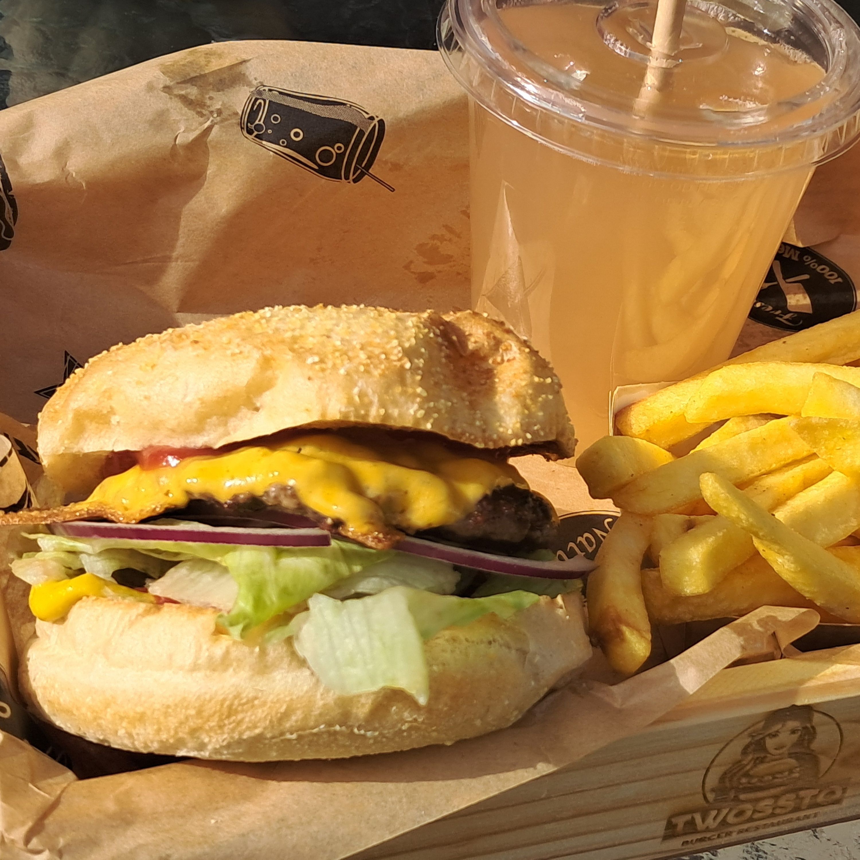 Zestaw : Mały Burger + Małe Frytki + Lemoniada