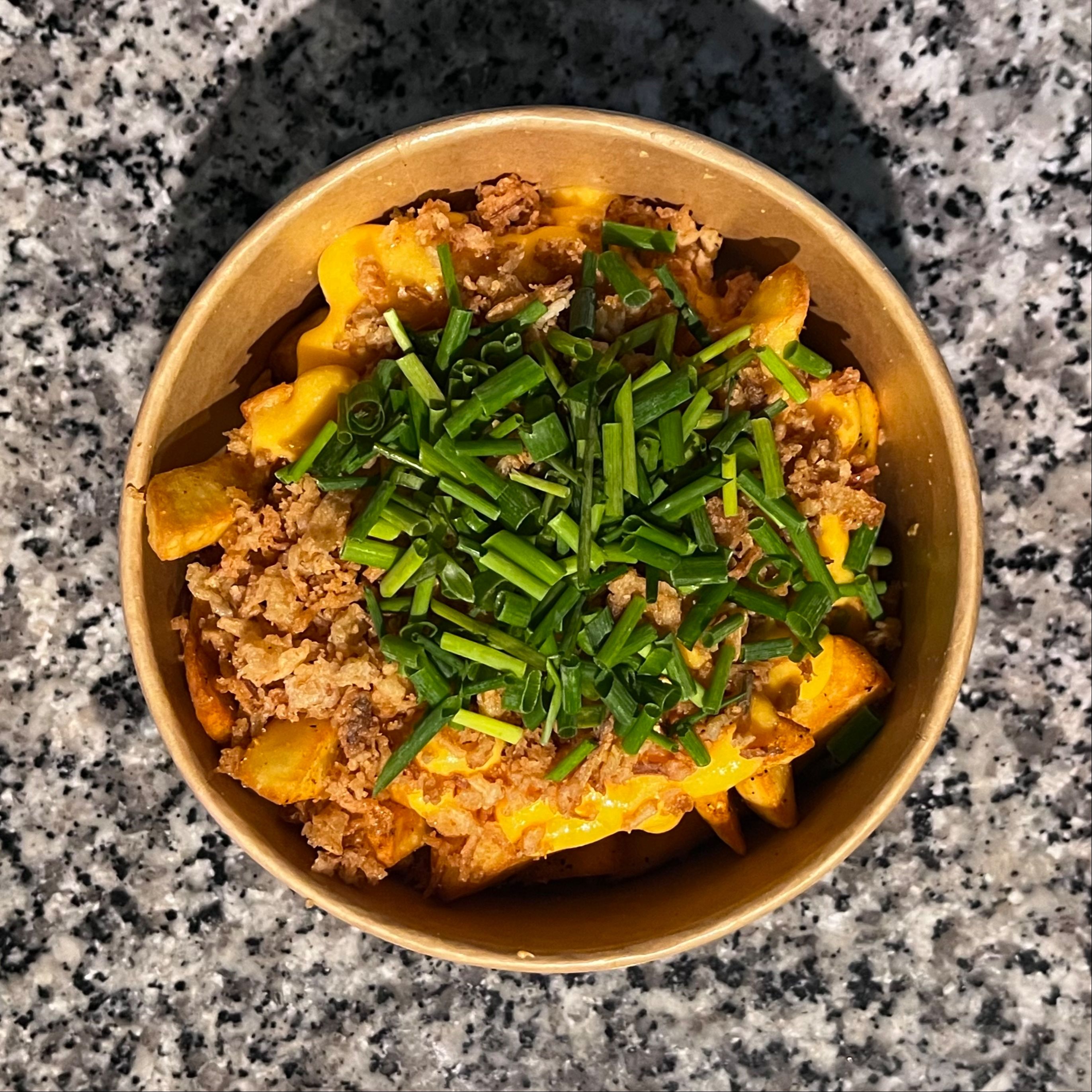 Frytki belgijskie z sosem serowym