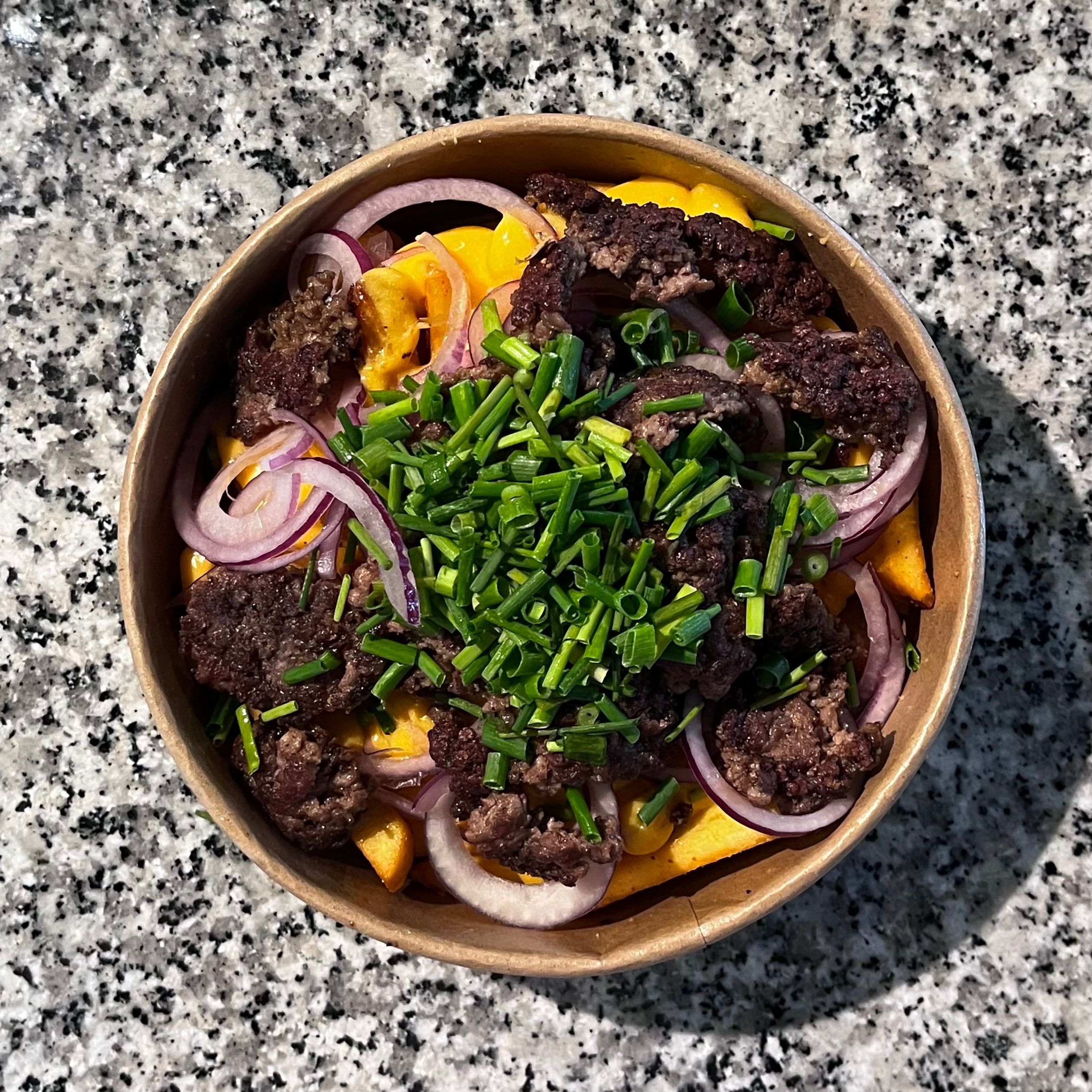 Frytki z grillowaną wołowiną