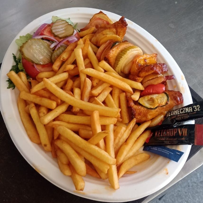 Zestaw obiadowy z szaszłykiem