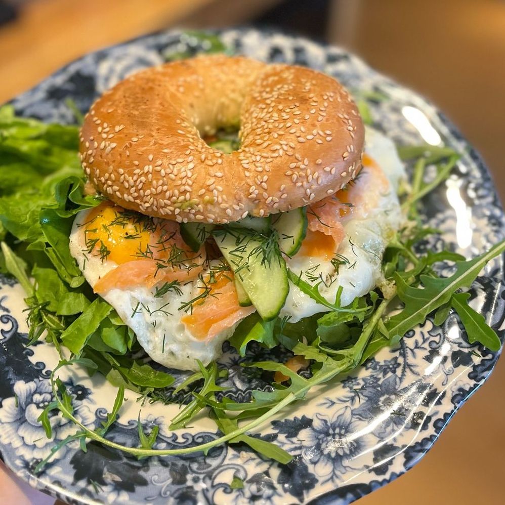 Bajgiel z łososiem wędzonym 