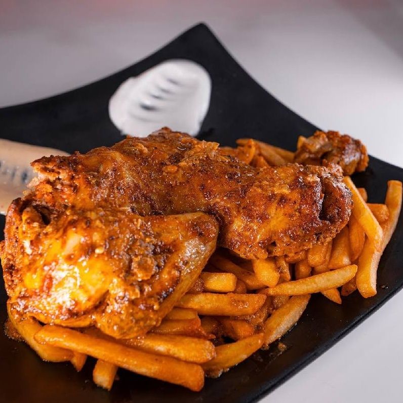 Pol Kurczak pieczony razem z frytkami