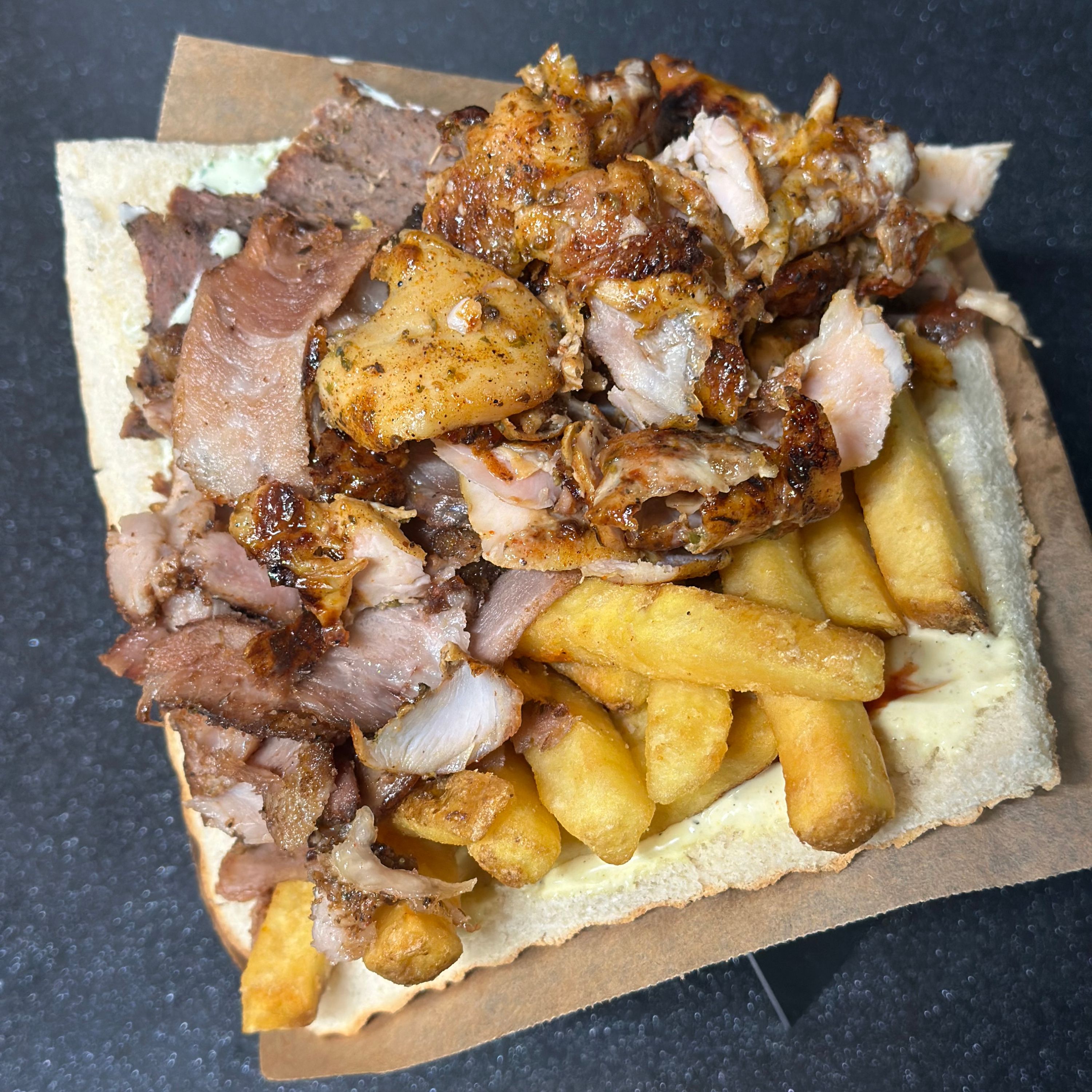 Mięso i frytki w bułce Duży