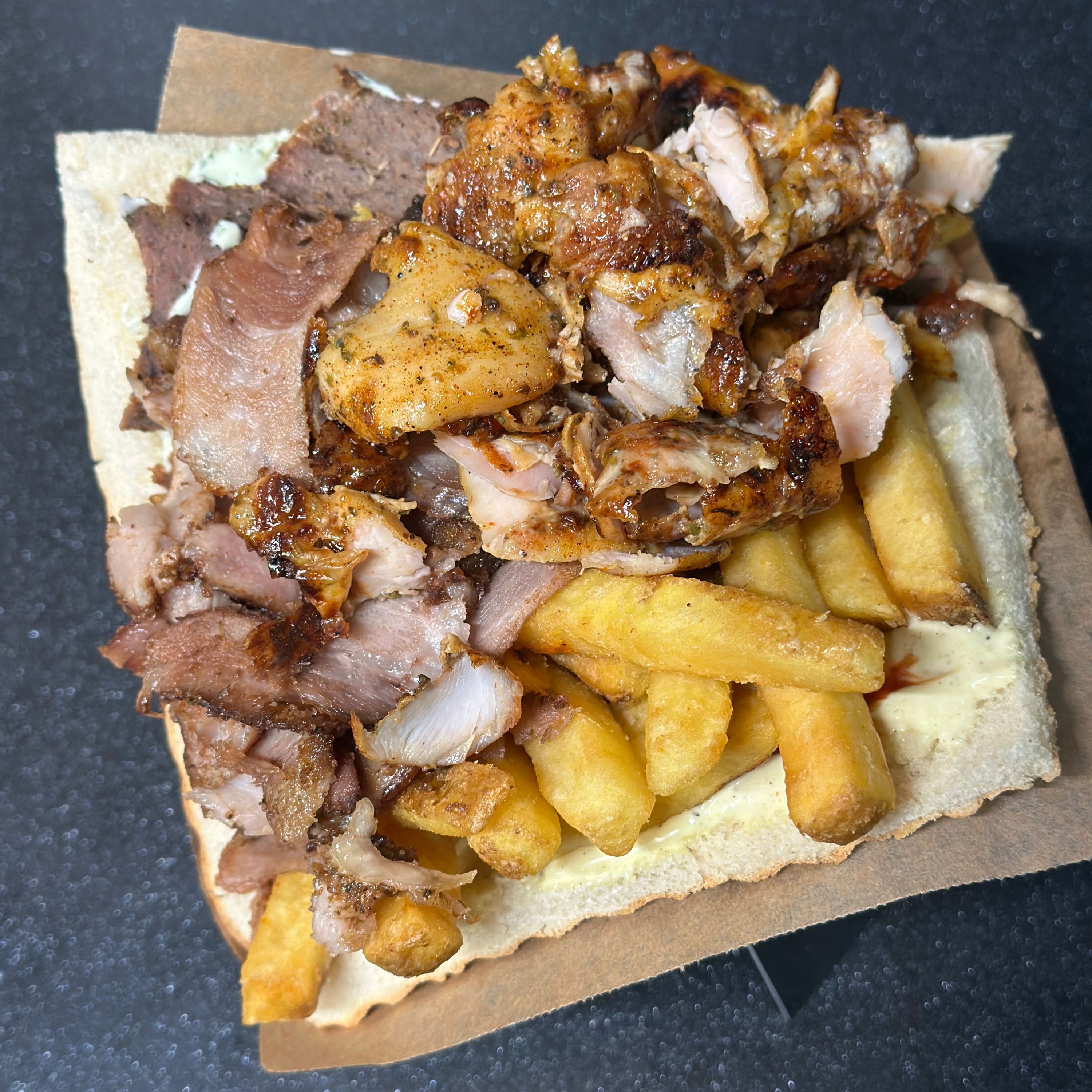 Mięso i frytki w bułce Mały