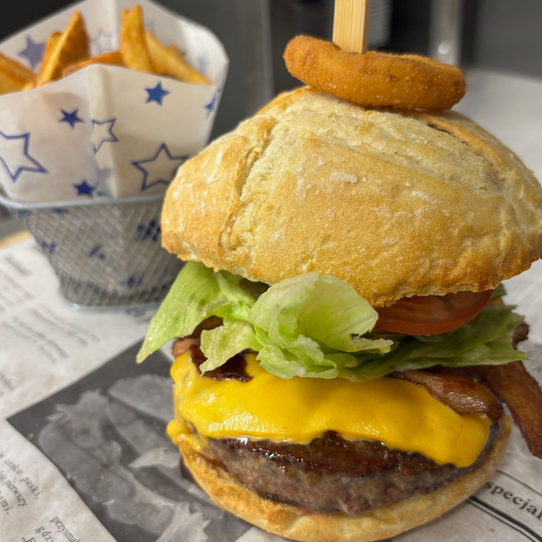 Burger wołowy z frytkami