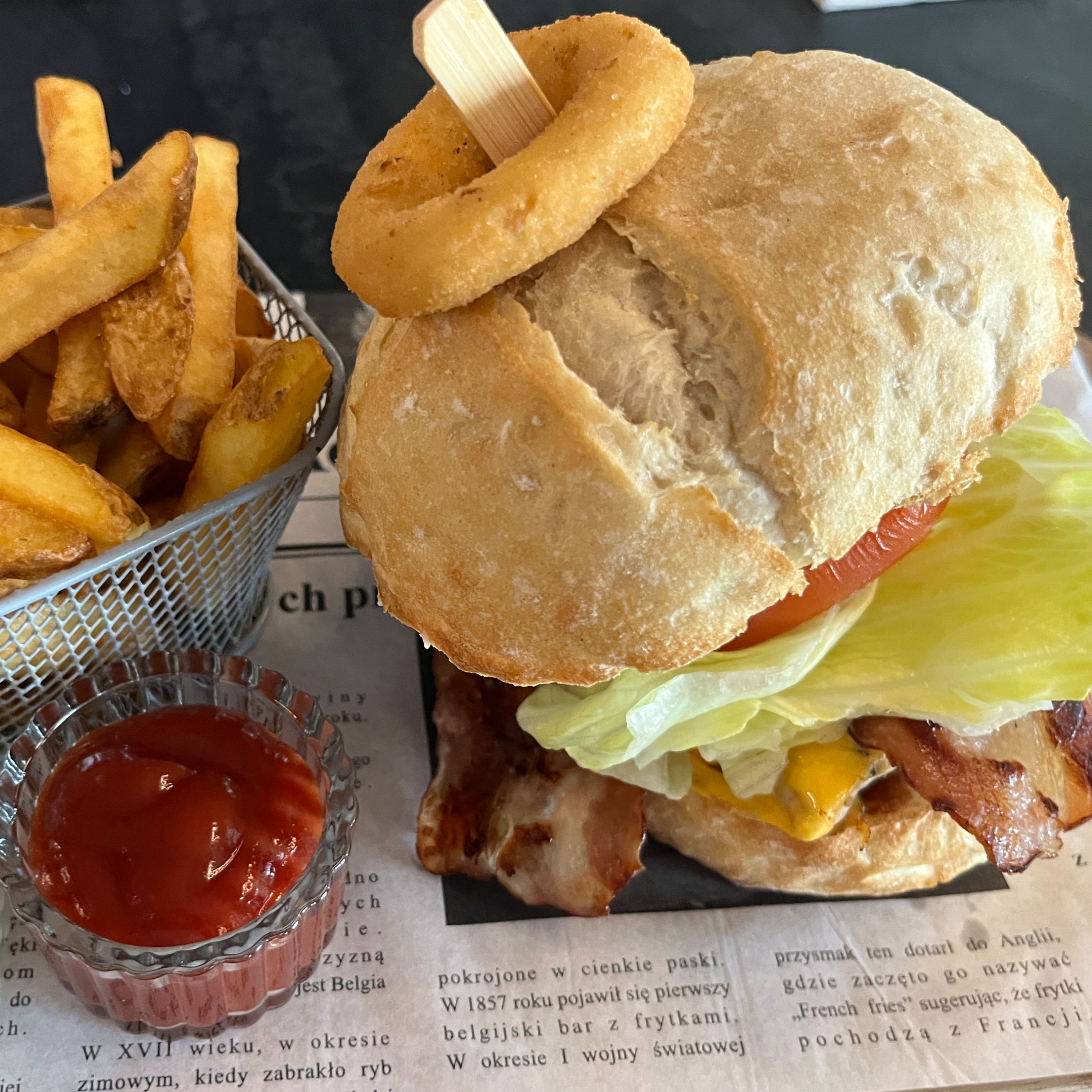 Burger drobiowy z frytkami