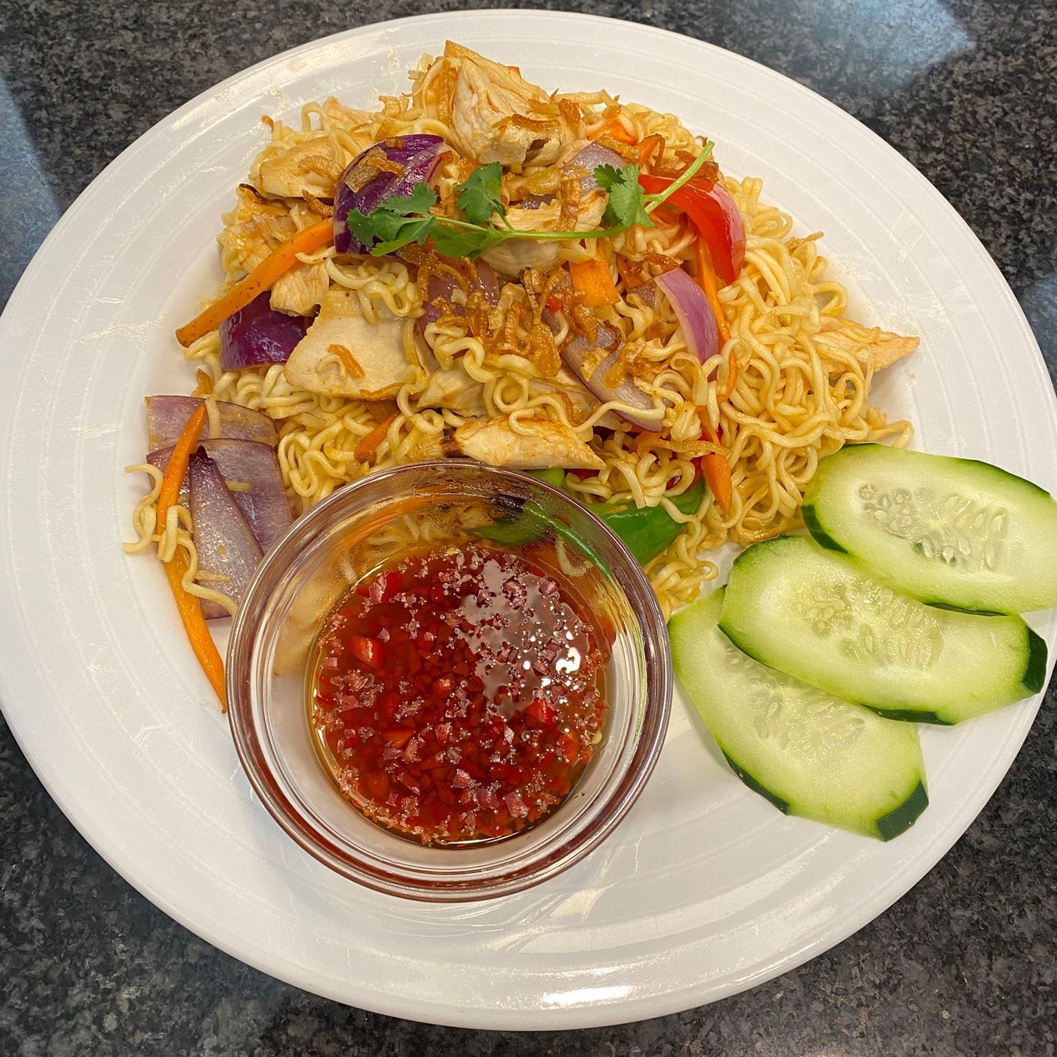 Stir-fried chicken noodles 