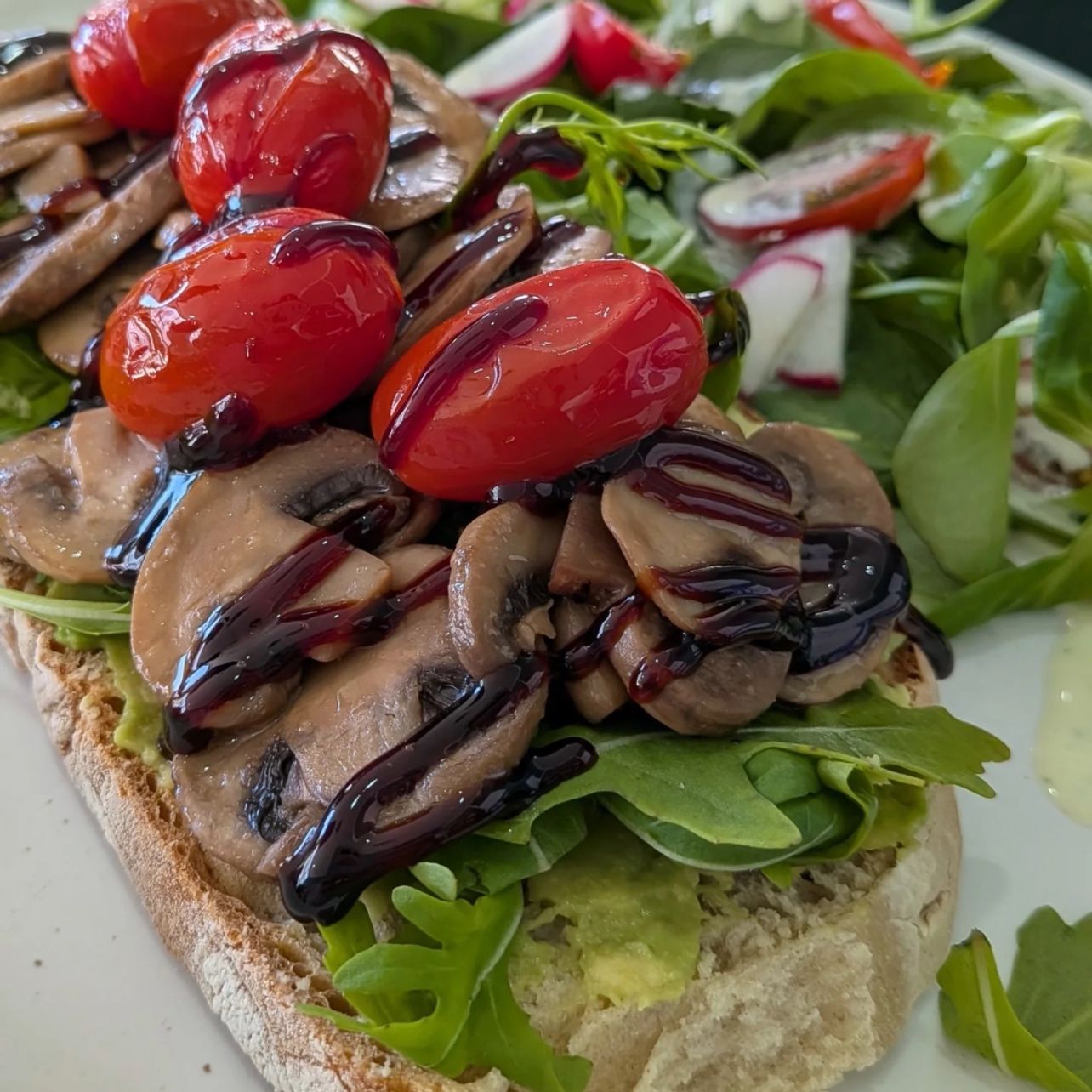 Sobre uma fatia de cogumelos 