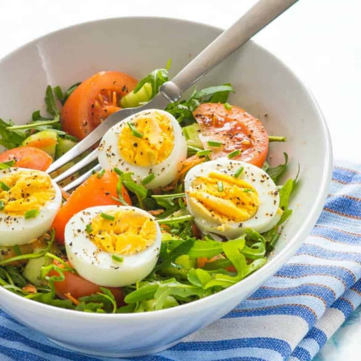 Salada com ovo