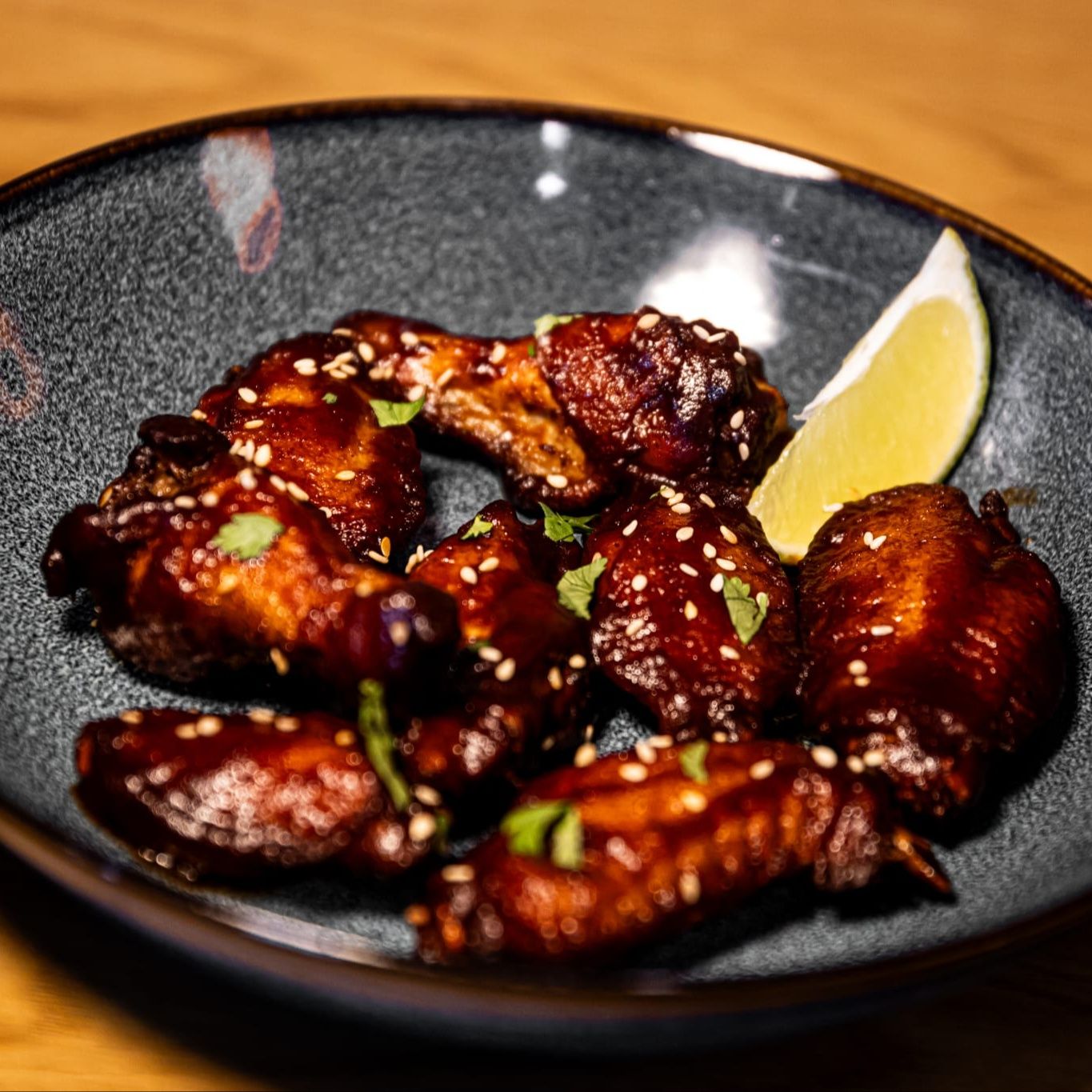 Asas de frango com molho BBQ