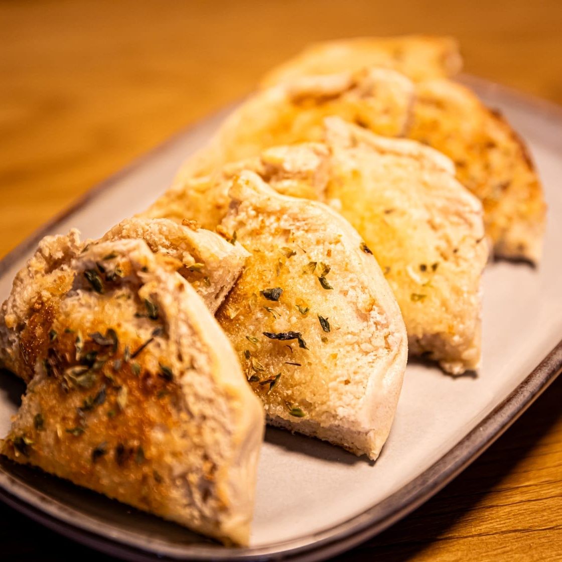 Bolo do caco com manteiga de alho