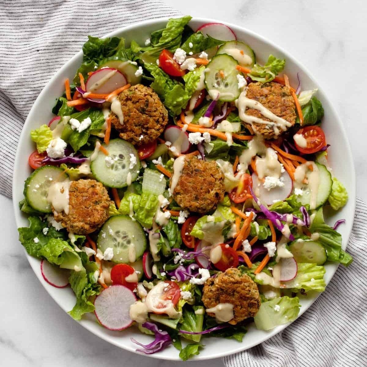 Salata cu falafel