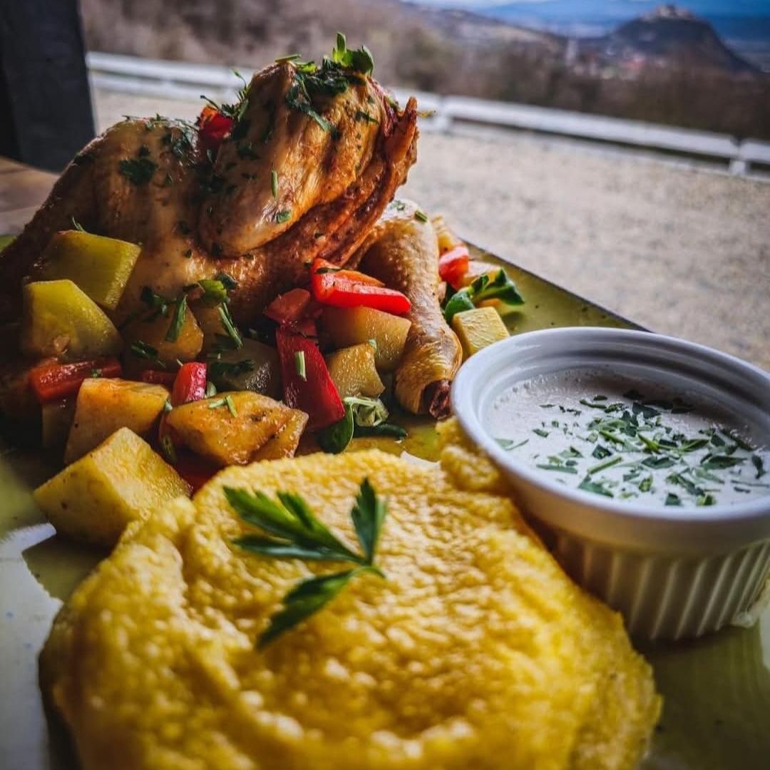 Cocosel de pădure cu legume mămăliguță si sos de usturoi