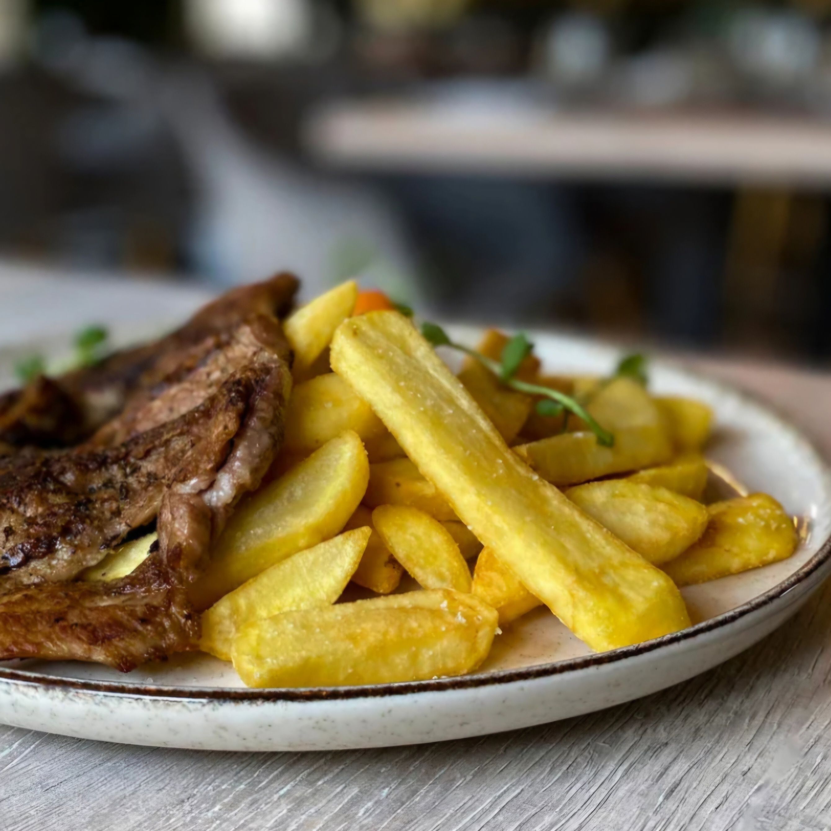 Ceafa la gratar cu cartofi prajiti