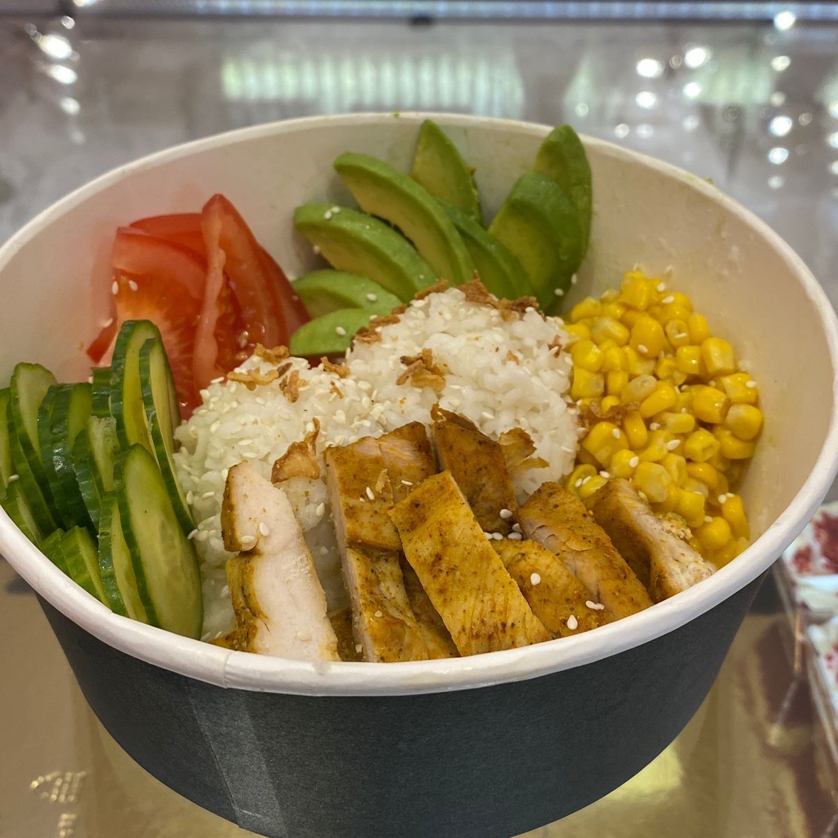 Poke bowl cu piept de pui