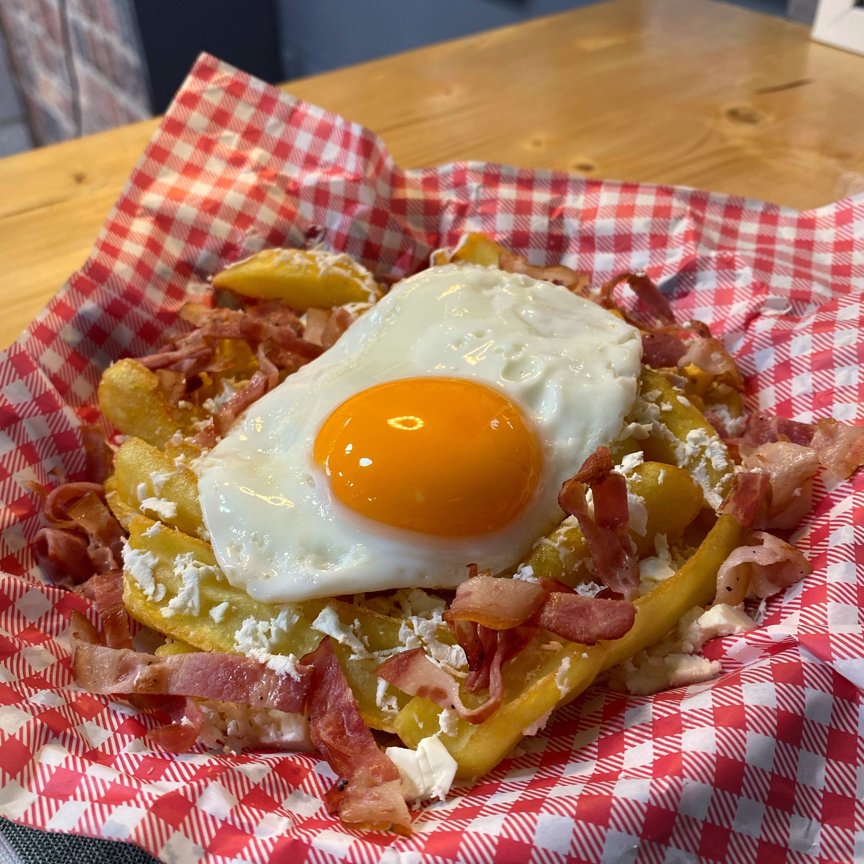 Mic dejun cu ouă ochiuri, bacon, cartofi si telemea