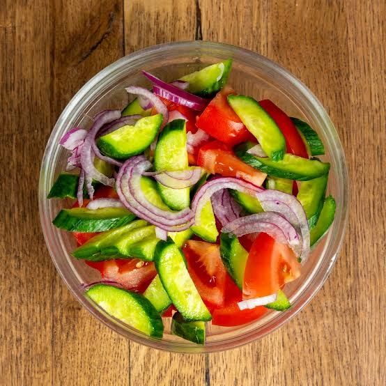 Salată De Rosii Si Castraveti