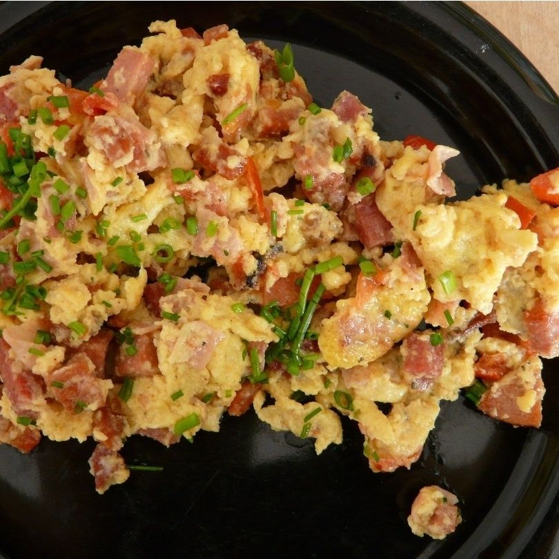 Omletă Cu Cârnaciori Si Cascaval