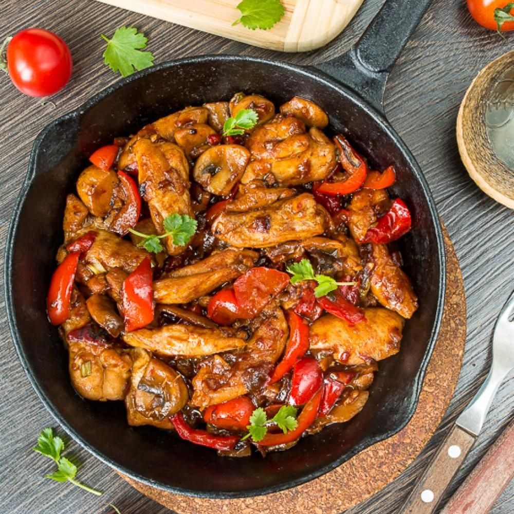 Tigaie picantă cu piept de pui